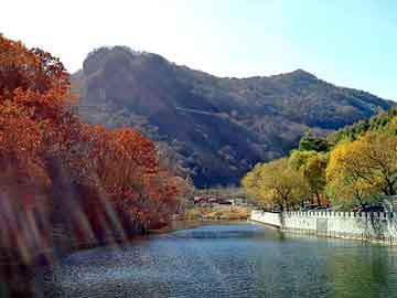 -故地重游，岳雪梅在三十五年后重返母亲曾经生活过的岳家祖宅，这座荒废的老宅承载着她童年和母亲生前的记忆